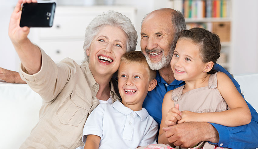 Niños que crecen cerca de sus abuelos son más felices