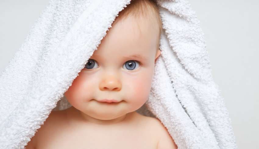 El baño del bebé: ¿es mejor por la mañana o en la noche?