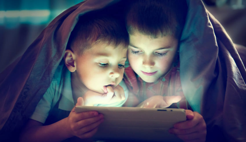 Uso de aparatos tecnológicos, el culpable de insomnio en los niños
