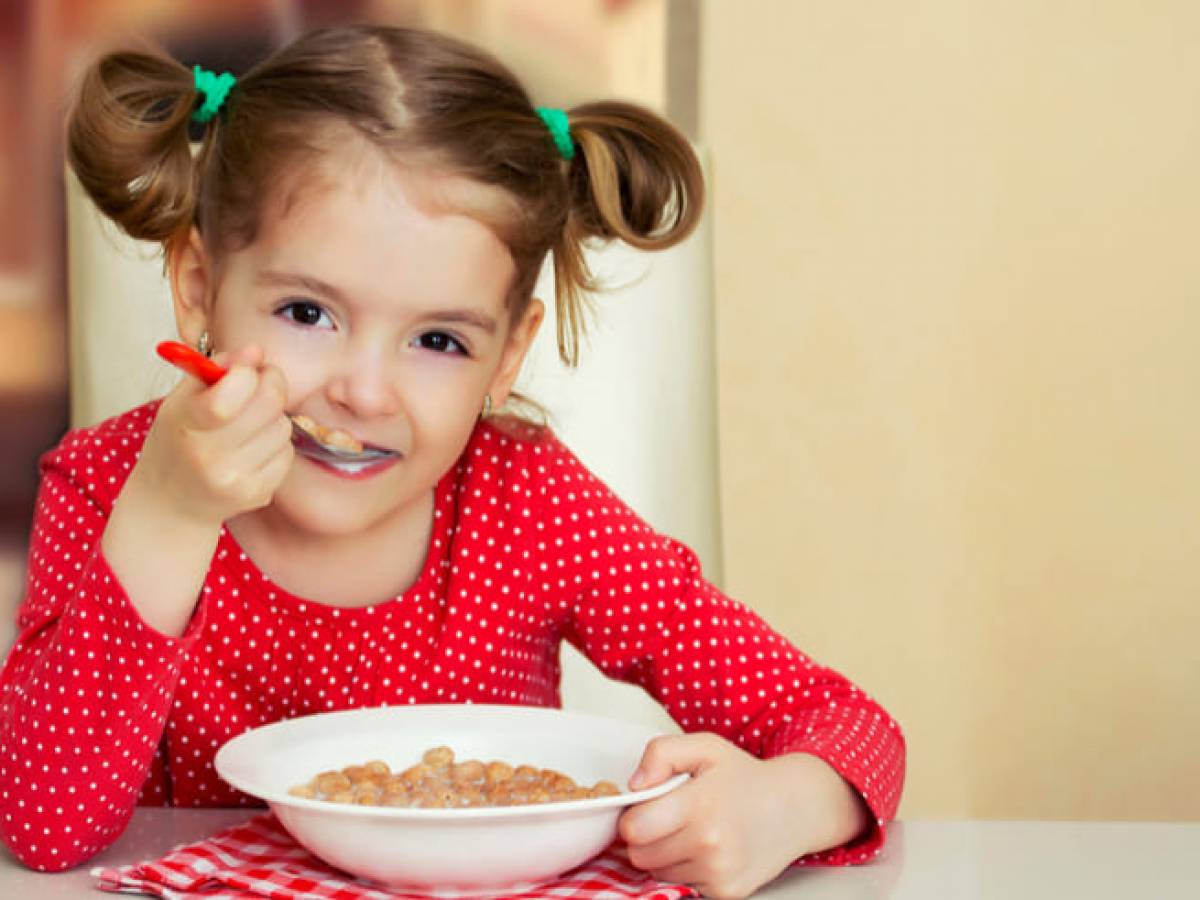 Importancia del desayuno en los niños - Revista Pediatría y Familia