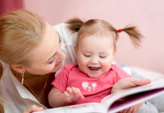Leer a los bebés desde la cuna: beneficios a largo plazo