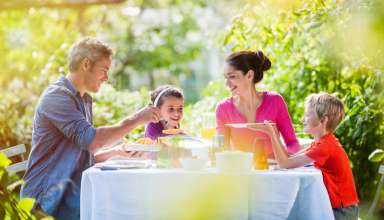¿Cuándo y cómo enseñar modales en la mesa a tus hijos?