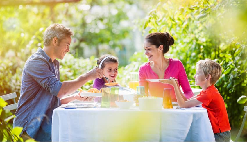 ¿Cuándo y cómo enseñar modales en la mesa a tus hijos?