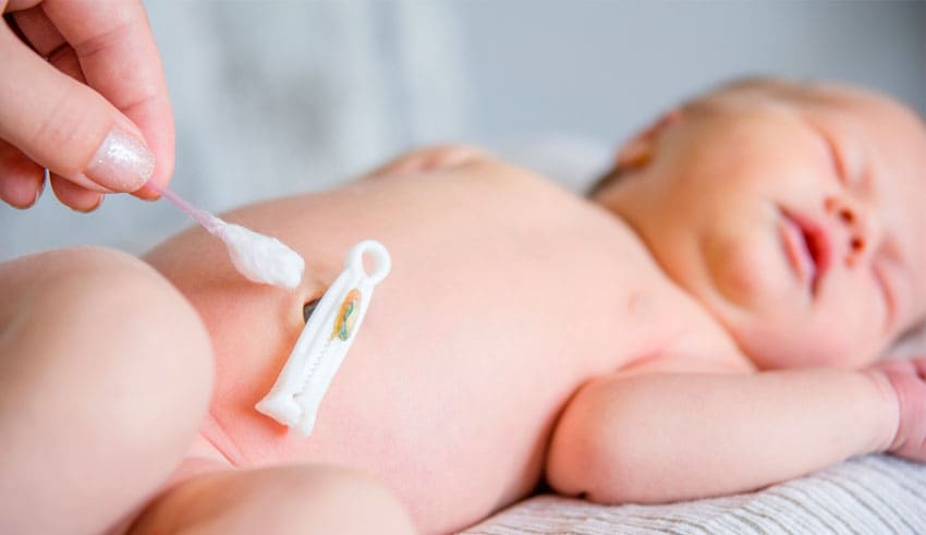 ¿Qué debes evitar cuando curas el ombligo de tu bebé? 