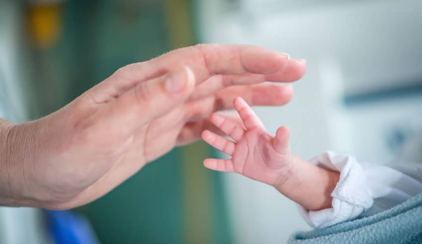 Niños prematuros dan las gracias a la enfermera que les cuidó