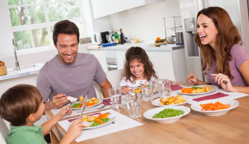 Por qué no debemos fijar el tiempo que necesita un niño para comer