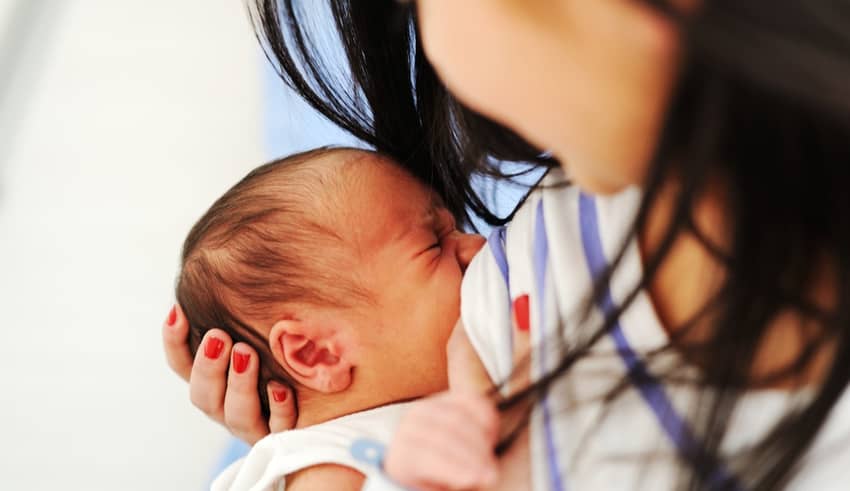 Tomar infusiones durante la lactancia materna es peligroso para el bebé y la madre