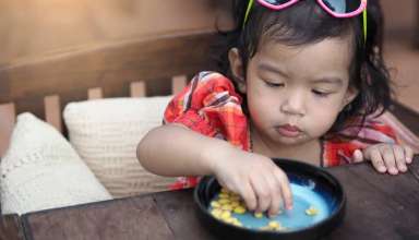 El peligro y los riesgos de dar frutos secos a los niños pequeños