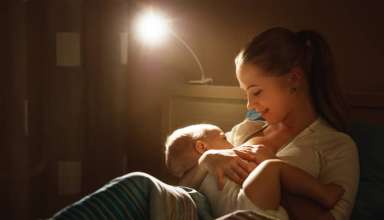 La importancia de las tomas nocturnas para el bebé y la madre