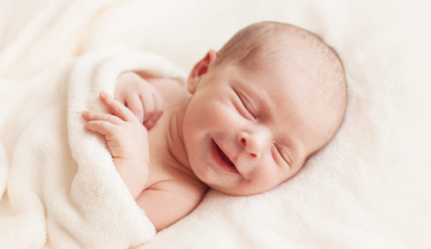 La razón por la que los bebés sonríen mientras duermen