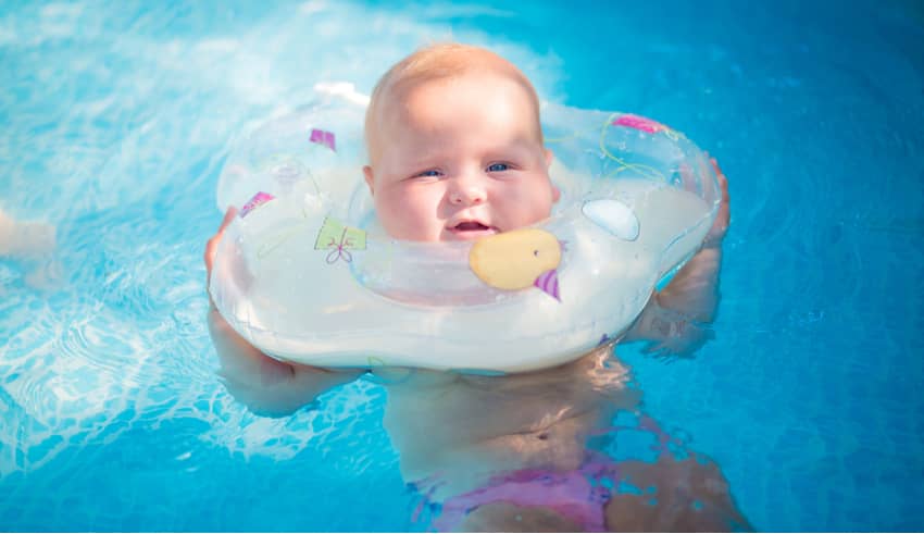 Por qué no son recomendables los flotadores al cuello en bebés