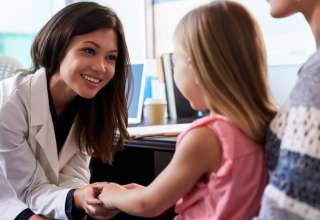 Pediatras evalúan manejo psicológico en niños con condiciones gastrointestinales