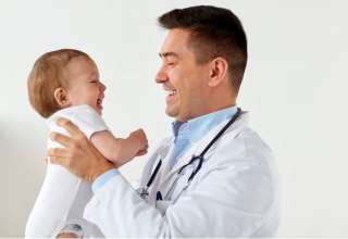 La técnica de un pediatra para que un bebé se distraiga y no llore con las vacunas
