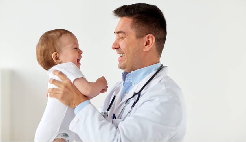 La técnica de un pediatra para que un bebé se distraiga y no llore con las vacunas