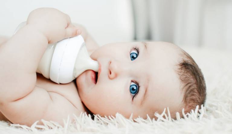 cuanto de agua puede tomar un bebe de 6 meses