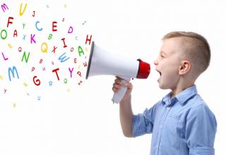 Los bebés transmiten y se comunican siempre. Se dice que, a los 18 meses, entienden cerca de 20 palabras, a los dos años ya entienden hasta 50 o más palabras e incluso pueden mezclarlas en pequeñas oraciones.