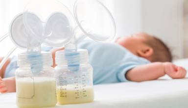 La recomendación es extraer la leche materna para no parar con la lactancia y proteger al bebé.