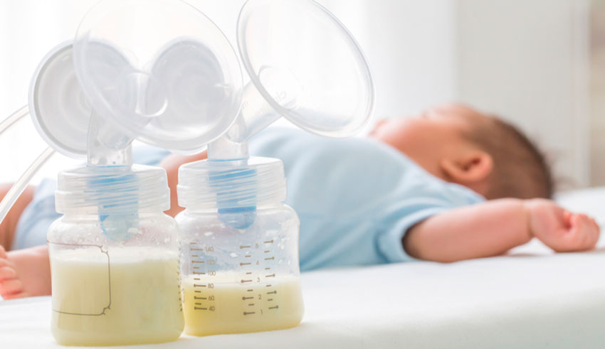 La recomendación es extraer la leche materna para no parar con la lactancia y proteger al bebé.