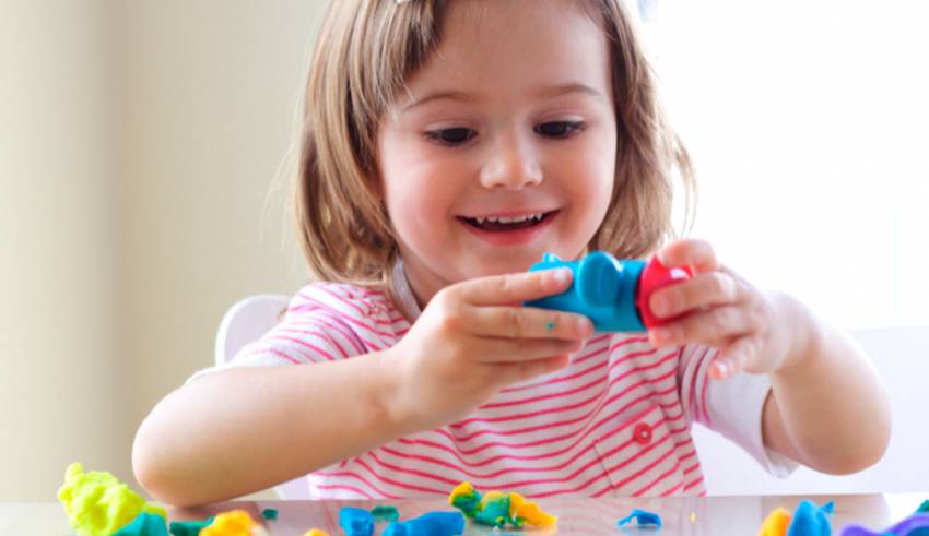 La plastilina es un plástico flexible que a todos los niños les agrada mucho manipular.