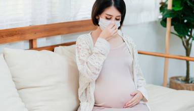 Las madres en gestación con coronavirus corren riesgo de presentar anomalías en el trasado fetal y descontrol en la presión sanguínea.