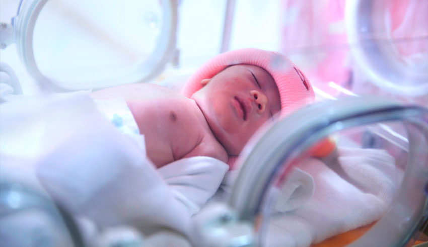 De 120 bebés nacidos en tres hospitales en Nueva York, ninguno dio positivo por la enfermedad después de haber nacido de madres infectadas.