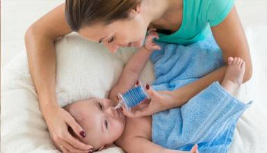 Hay padres que hacen lavados nasales a sus hijos porque piensan que así no se van a acatarrar.