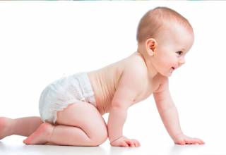 Gatear ayuda al bebé a ejercitar y perfeccionar la vista, aprende a enfocar ambos ojos y hacerlo a distancia.