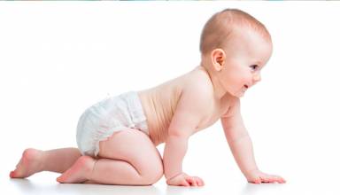 Gatear ayuda al bebé a ejercitar y perfeccionar la vista, aprende a enfocar ambos ojos y hacerlo a distancia.