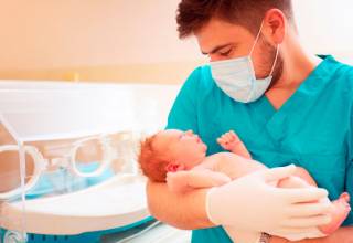 En el estudio, los pacientes fueron examinados a diario para identificar a los recién nacidos intubados por insuficiencia respiratoria aguda secundaria.