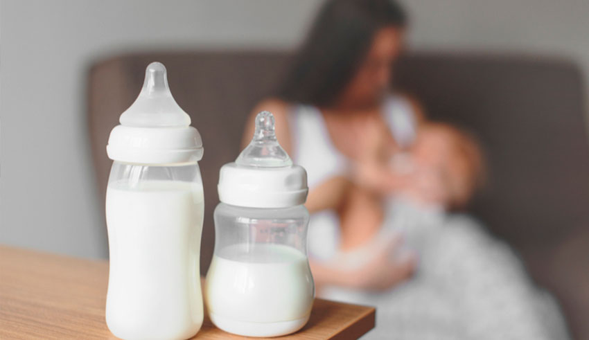 En los casos en los que la madre no produzca la suficiente leche materna se debe alternar con la de fórmula para evitar que el bebé quede con hambre y mal alimentado.