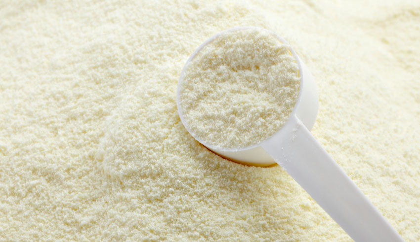 La leche en polvo cuenta con vitaminas A, B9, D, C y E; minerales como calcio, fósforo, potasio, sodio, entre otros carbohidratos encontrados en el azúcar de la lactosa.