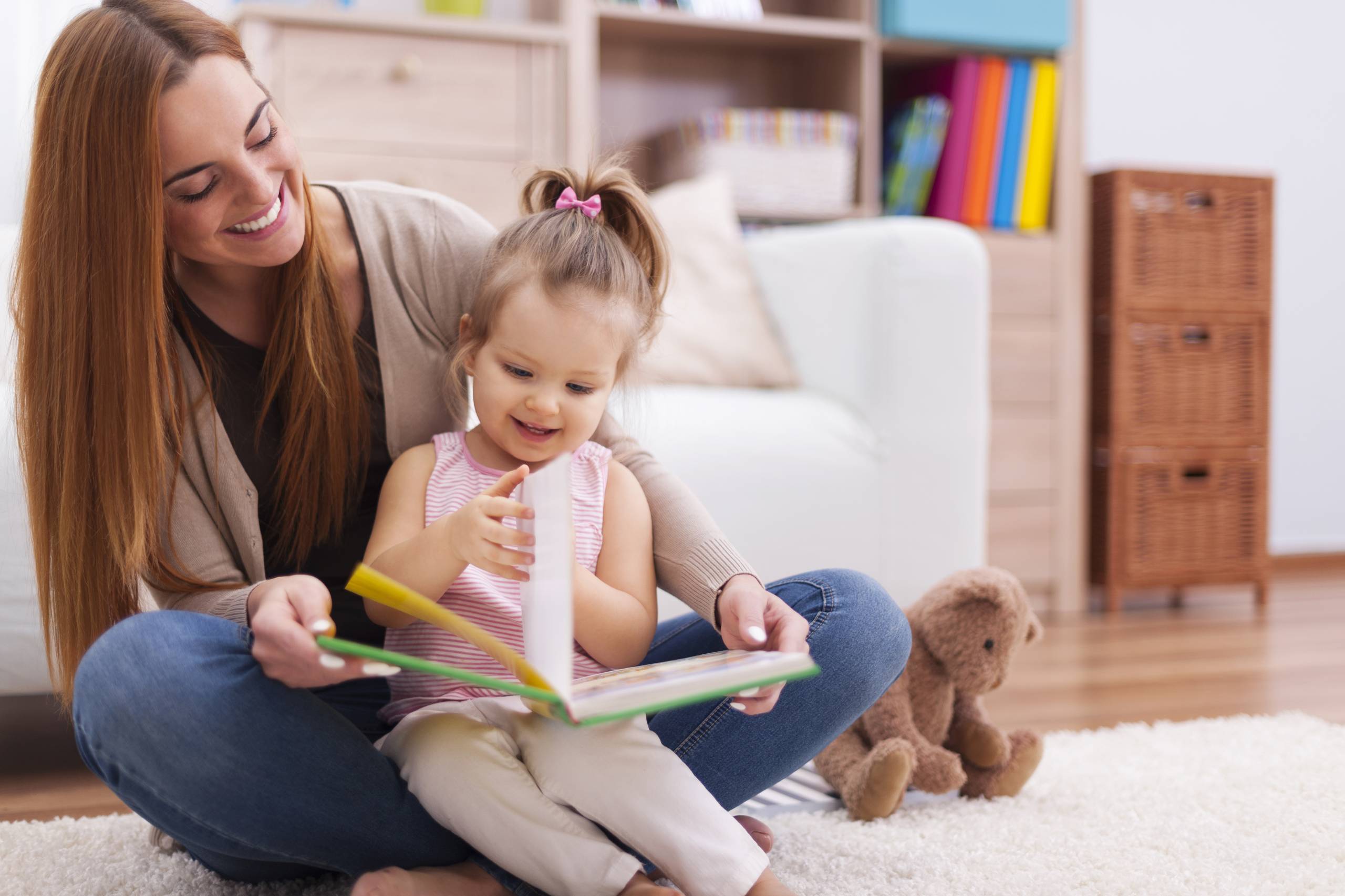 Мама учит читать. Мать с ребенком. Женщина с ребенком. Няня для ребенка. Чтение для детей.