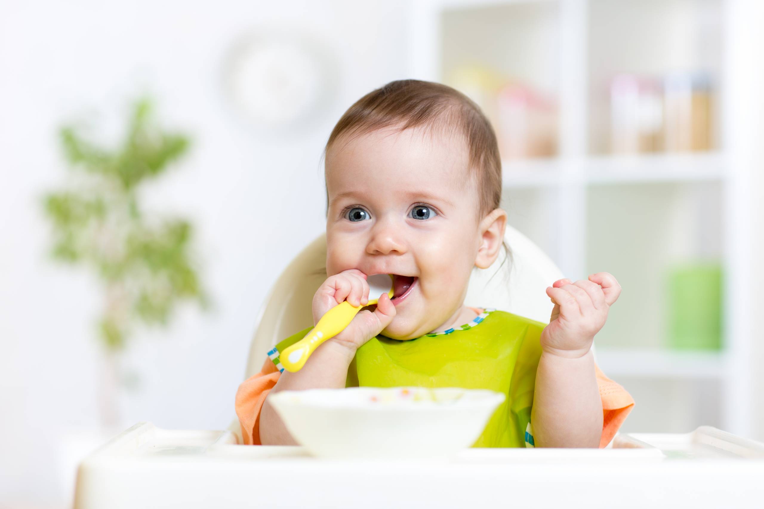 Питание ребенка старше 1 года. Ребенок ест. Малыш ест. Еда для детей. Детское питание.